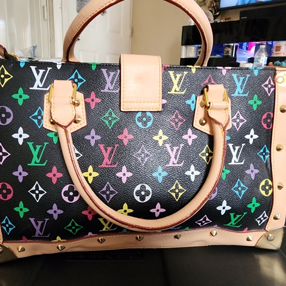 Louis Vouitton - Picture 2 of 4